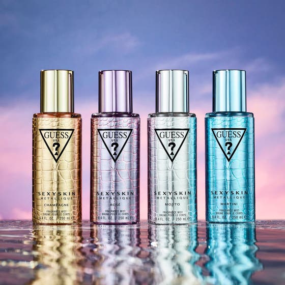 GUESS Sexy Skin Body Mist Metallique Martini 250ml body mist dam i blå flaska med krokodilmönster i en grupp