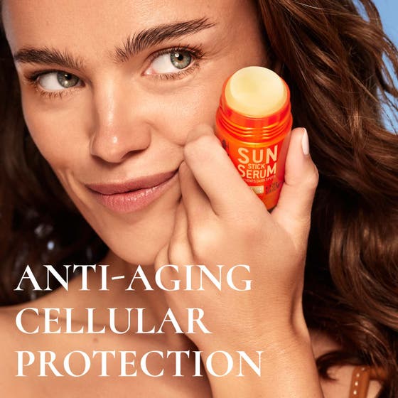 Nuxe Sun Stick Serum 25 g solskydd med UVA, UVB & Blue Light Protection text över en yta av skimrande guldvatten