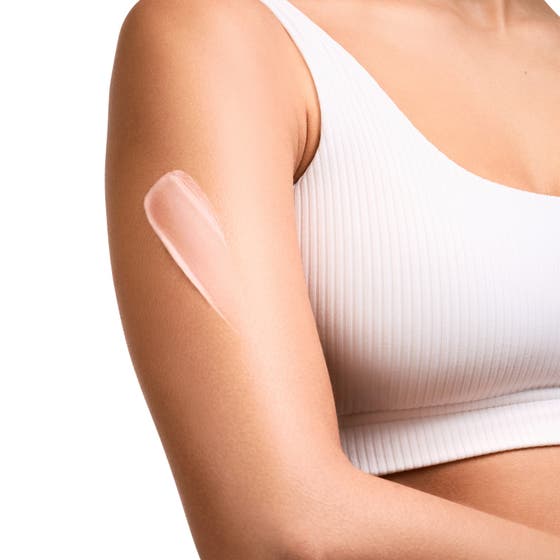 Biotherm Collagen Fit Body Milk 400 ml ger hudfasthet med kollagenpeptider och koffein i persikofärgade droppar.