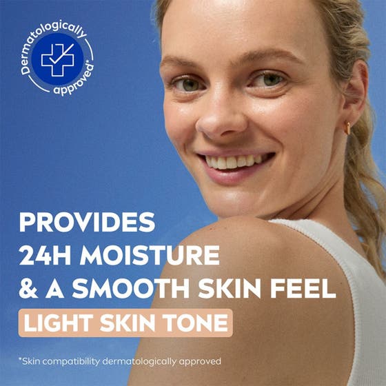 NIVEA BB Tinted Moisturiser 50 ml nivea färgad dagkräm ger 24h fukt och en jämn hudton på en leende kvinna.