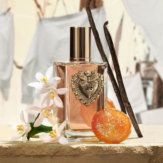 Dolce & Gabbana Devotion Eau de Parfum 20 ml damparfym med vita blommor och gröna blad som ger en blommig känsla