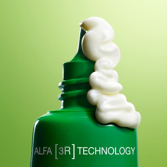 Nuxe Nuxuriance ULTRA 15 ml anti-age ögonkräm och läppkräm i grön tub med precisionsapplikator.