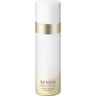 Sensai Absolute Silk Micro Mousse Treatment anti-aging lyster i en vit räfflad flaska med eleganta gulddetaljer