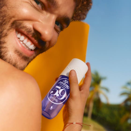 Sol de Janeiro Cheirosa 59 90 ml lila parfym i miljö med vita orkidéer och vaniljstång för varm doft