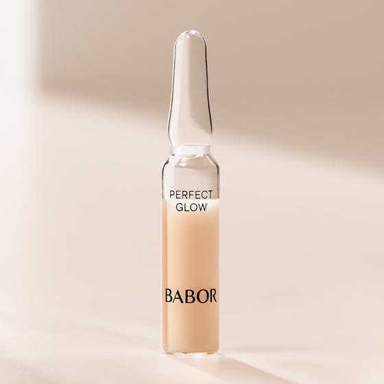 Babor Perfect Glow 14 ml ampull koncentrat för glansig hud i en genomskinlig glasampull med ett lystergivande serum