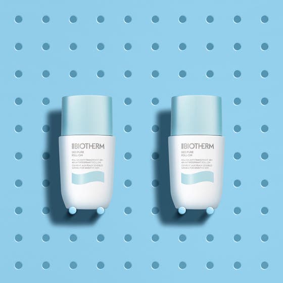 Biotherm Duo Deo Pure Set 150 ml antiperspirant för känslig hud i två vita roll-on flaskor mot en blå håltavla