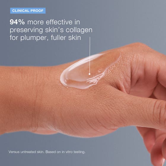 Dermalogica Pro-Collagen Banking Serum 30 ml ger lyster när vit kräm pumpas ut ur flaska med silverlock