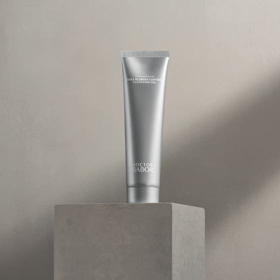 Babor DOC Daily Blemish Control Cleansing Gel 150 ml ansiktsrengöring fet hy i en minimalistisk silverflaska på betong.