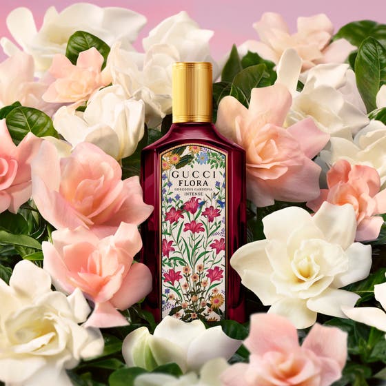 Gucci Flora Gorgeous Gardenia Intense 30 ml parfym dam i mörkröd flaska med guldlock bland blommor