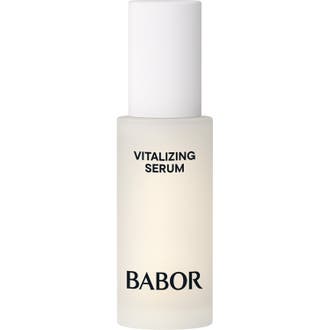 Babor Skinovage Vitalizing Serum 30 ml ger lyster i en frostad glasflaska med vitt lock och gulddetaljer.