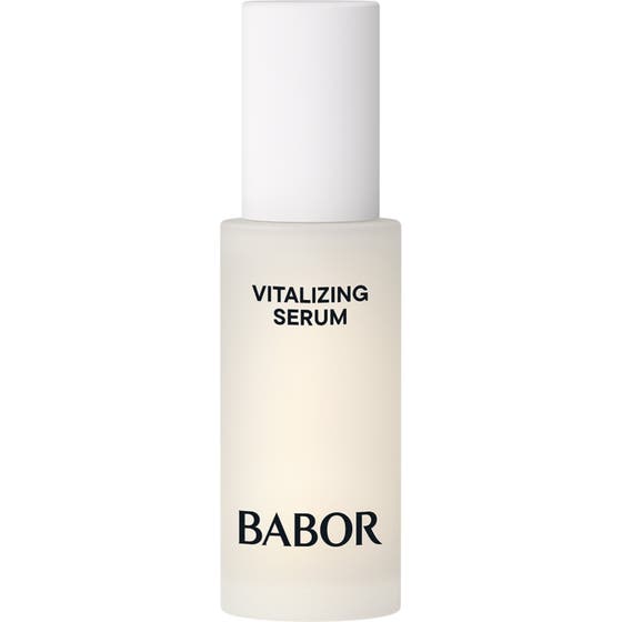 Babor Skinovage Vitalizing Serum 30 ml ger lyster i en frostad glasflaska med vitt lock och gulddetaljer.