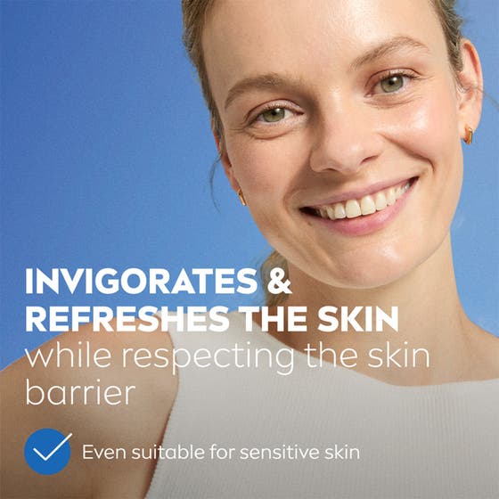 NIVEA Refreshing Cleansing Wipes 25 st ansiktsservetter 3-i-1 visar en leende kvinna och text om skonsam formula.