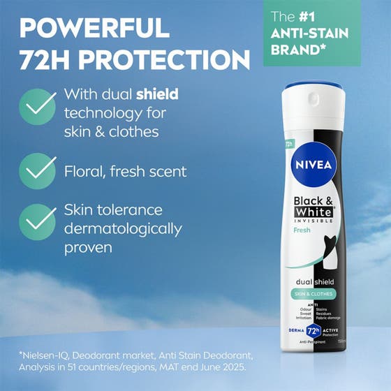 NIVEA Black & White Fresh Spray 150 ml deospray som motverkar fläckar i en vit flaska med blått lock