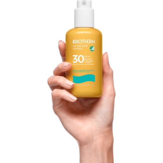 Biotherm Waterlover Sun Milk 200 ml miljövänlig solkräm med solskyddsfaktor 30 och krämig vit textur i gul flaska.
