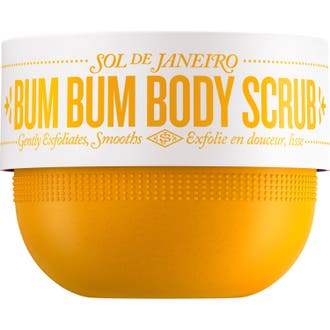 Sol de Janeiro Bum Bum Body Scrub 220 g exfolierande kroppsskrubb i gul burk med vit etikett och prickig textur.