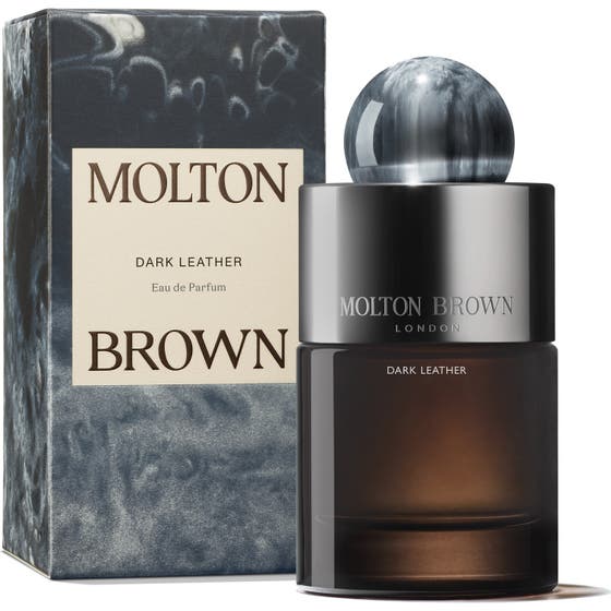 Molton Brown Dark Leather 100 ml herrparfym i en mörkbrun mönstrad ytterkartong med texten Russian Leather