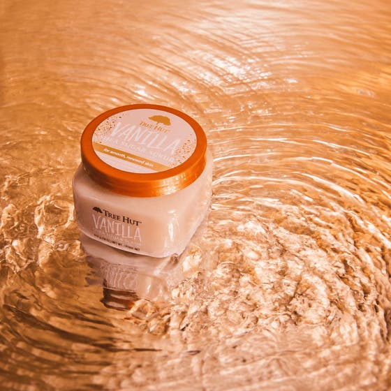 Tree Hut Shea Sugar Scrub Vanilla 510 g exfolierande body scrub visar en kornig krämig textur som lyfts ur burken