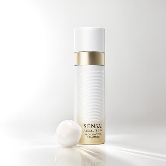 Sensai Absolute Silk Micro Mousse Treatment 90 ml djupfuktande mousse i vit flaska med guld som ger lyxig anti-aging lyster