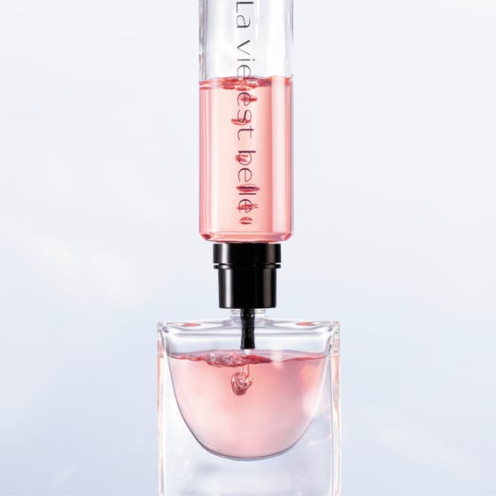 Lancôme La vie est Belle Eau de Parfum Refill 100 ml damparfym rosa påfyllningsflaska bredvid glasflaskor