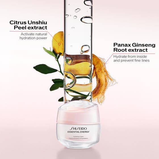 Shiseido Essential Energy Hydrating Cream 50 ml ansiktskräm för djup återfuktning som appliceras på en kvinnas kind