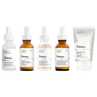 The Ordinary hudvårdsset med antiaging buffet och serum i glasflaskor med pipetter samt en vit tub för återfuktning.