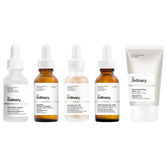 The Ordinary hudvårdsset med antiaging buffet och serum i glasflaskor med pipetter samt en vit tub för återfuktning.