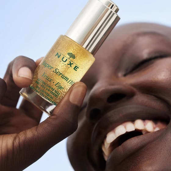 Nuxe Super Serum [10] Eye 15 ml anti-rynk ögonserum i glasflaska med guldlock och gyllene textur med mikropärlor