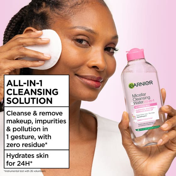 Garnier Micellar Cleansing Water 700 ml garnier sminkborttagning ger ren hud och fukt på en kvinna med bomullsrondell.