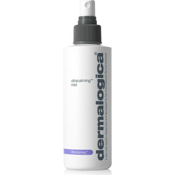 Dermalogica UltraCalming Mist 177ml lugnande ansiktsmist dermalogica i vit sprayflaska med grått munstycke och lila band.