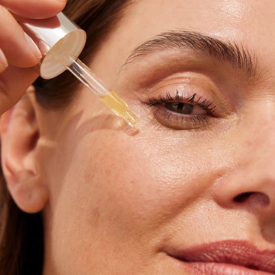Nuxe Super Serum [10] Eye 15 ml anti-rynk ögonserum i glasflaska med guldlock och gyllene mikropärlor bland bubblor