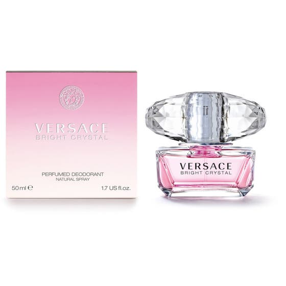 Versace Bright Crystal parfymset 50ml deospray i rosa glasflaska med stor slipad kork bredvid en rosa förpackning