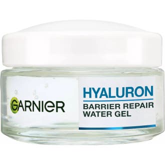 Garnier SkinActive Hyaluronic Aloe Jelly 50 ml aloe vera gel ansikte med en svalkande klar gel i en öppen glasburk.