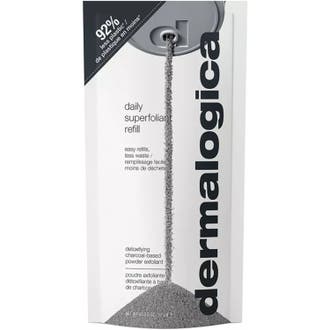 Dermalogica Daily Superfoliant Refill 57g exfolierande pulver hälls ur en vit refillpåse.