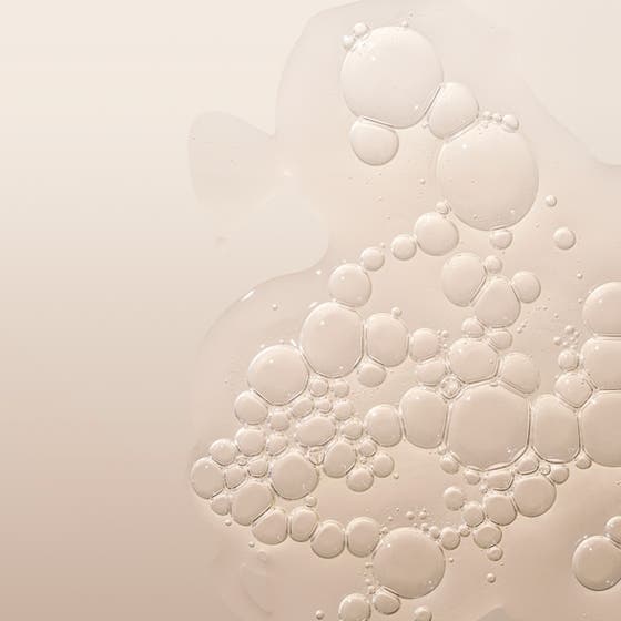 Babor Ampoule SOS Calming 14 ml lugnande ampuller med en klar bubblig serumkonsistens mot hudirritation