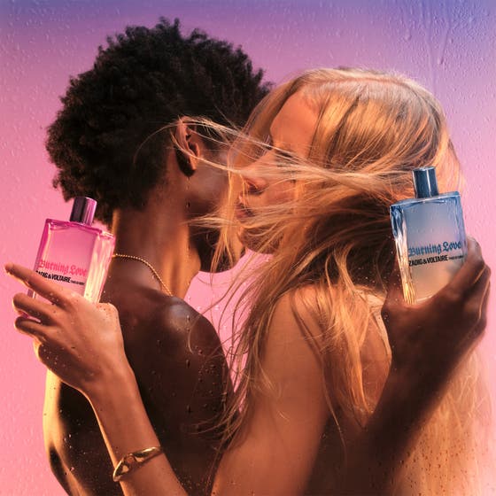Zadig & Voltaire This Is Her Burning Love 30 ml damparfym i en romantisk lifestylebild med ett par bakom glas