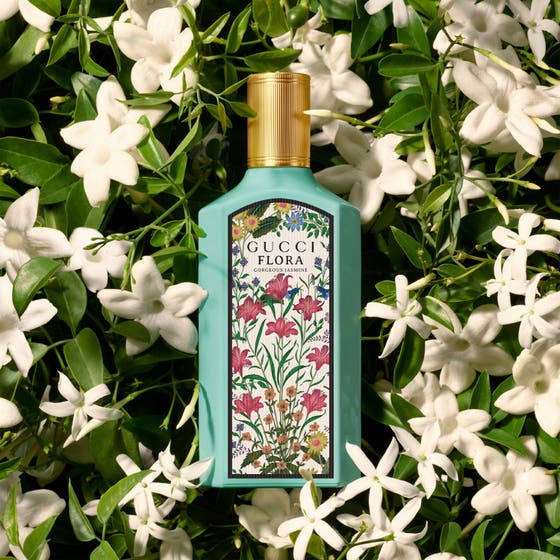 Gucci Flora Gorgeous Jasmine 30 ml Eau de Parfum ger en blommig jasmin parfym i turkos flaska prydd med vita jasminblommor