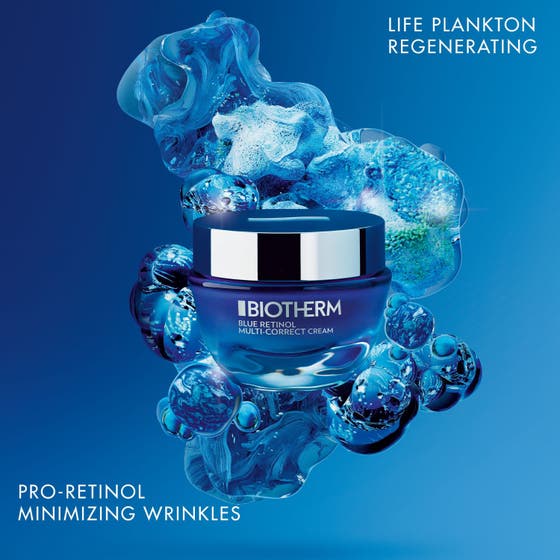 Biotherm Blue Pro-Retinol 50 ml fuktgivande retinol kräm i blå glasburk som svävar bredvid två färgglada burkar.