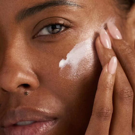 Dermalogica Dynamic Skin Recovery SPF50 100 ml återfuktande dagkräm som smörjs in i huden med fingertopparna.
