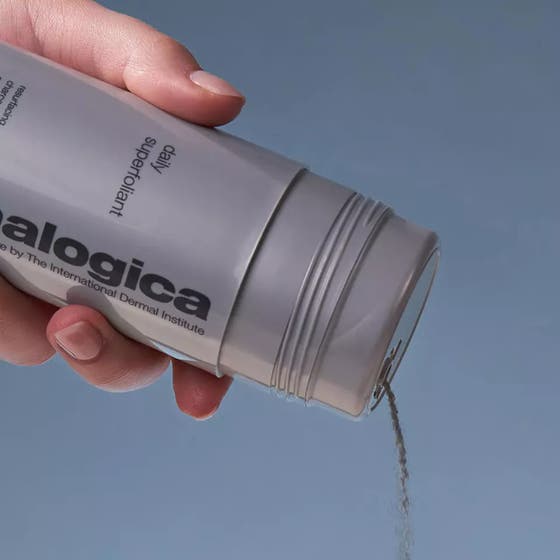 Dermalogica Daily Superfoliant 57 g peeling som hälls ut ur en grå flaska för en jämnare hudton