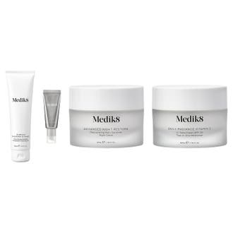 Medik8 Skin Ageing Kit set med fyra produkter som ger lyster i vita och silvriga tuber samt frostade glasburkar.