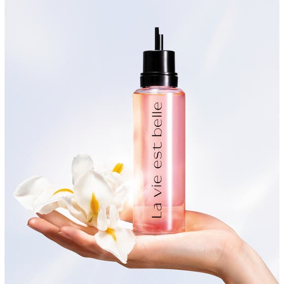 Lancôme La vie est Belle Eau de Parfum Refill 100 ml damparfym visar påfyllning av glasflaskan med rosa vätska