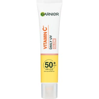 Garnier Vitamin C Daily UV Glow 40 ml dagkräm spf 50 som ger lyster i en vit tub med gula detaljer