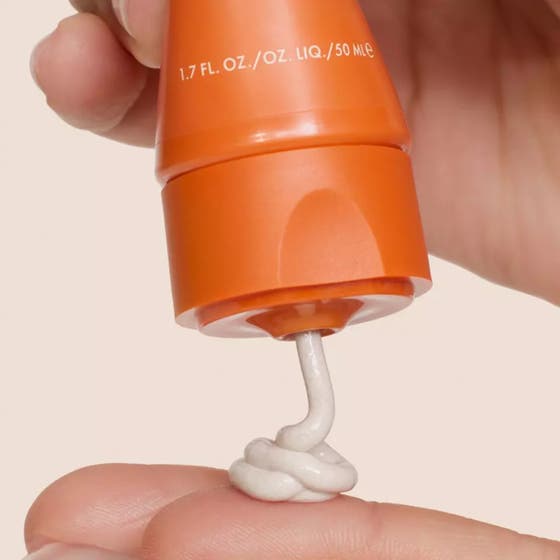 Origins GinZing SPF40 50 ml energigivande fuktkräm ansikte i orange tub med ljus krämig textur i vågigt mönster.