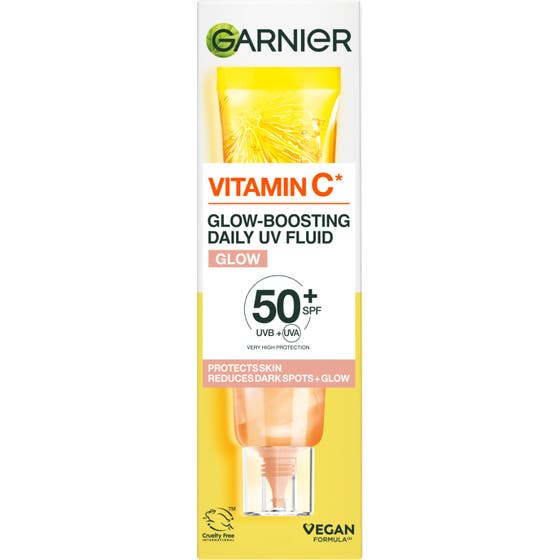Garnier Vitamin C Glow Boosting Daily UV Fluid 40 ml ansikts spf50 som ger lyster i vit och gul ytterkartong.