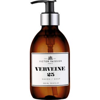 Victor Vaissier Verveine 25 300 ml handtvål i bärnstensfärgad flaska med svart pump för en fräsch känsla.