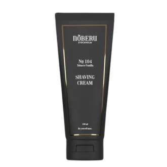 Nõberu No 104 Tobacco Vanilla Shaving Cream 100 ml rakkräm som ger mjukt glid i en matt svart tub med guldram.