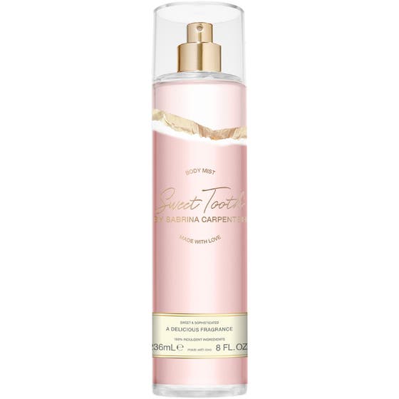 Sabrina Carpenter Sweet Tooth 236 ml body mist ger en söt doft i en hög genomskinlig flaska med rosa och guldiga detaljer