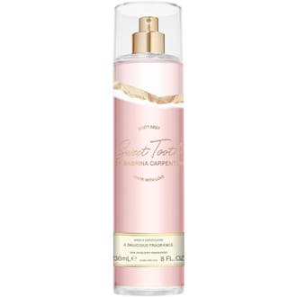 Sabrina Carpenter Sweet Tooth 236 ml body mist ger en söt doft i en hög genomskinlig flaska med rosa och guldiga detaljer