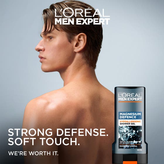 L'Oréal Paris Men Expert Magnesium Defence 300 ml duschtvål för män allergitestad i grå flaska som hålls i en hand