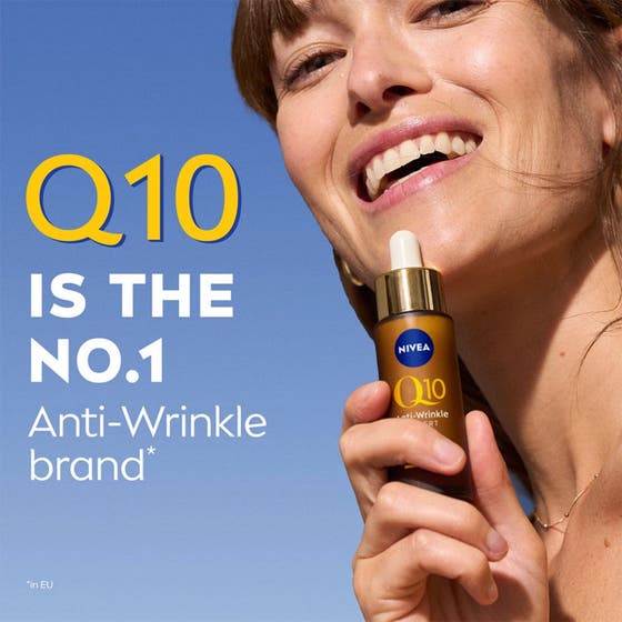 NIVEA Q10 Anti-Wrinkle Expert 30 ml serum mot rynkor visas med två glada kvinnor i en solig miljö
